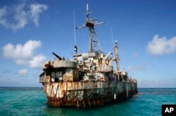 У острова Второй Томас Шоул дислоцирован небольшой военный контингент, базирующийся на борту американского корабля времен Второй мировой войны, который был искусственно посажен на мель в 1999 году.
