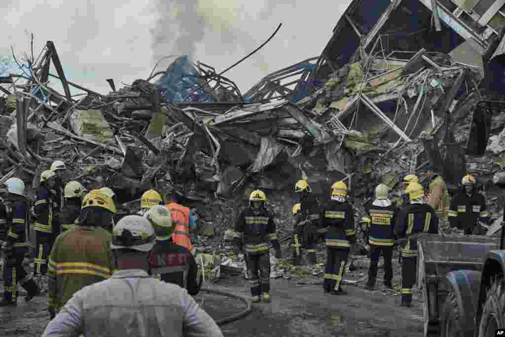 Miembros del cuerpo de bomberos y rescate trabaja en labores de escombreo en un edificio derrumbado por un ataque de misiles en Odesa, el 20 de julio de 2023.