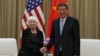 Secretária do Tesouro dos Estados Unidos, Janet Yellen, (esq), e o vice-primeiro-ministro chinês He Lifeng (dir) cumprimentam-se antes de um encontro em Guangdong, China, 6 abril 2024 (AP Photo/Andy Wong, Pool)