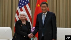 Secretária do Tesouro dos Estados Unidos, Janet Yellen, (esq), e o vice-primeiro-ministro chinês He Lifeng (dir) cumprimentam-se antes de um encontro em Guangdong, China, 6 abril 2024 (AP Photo/Andy Wong, Pool)