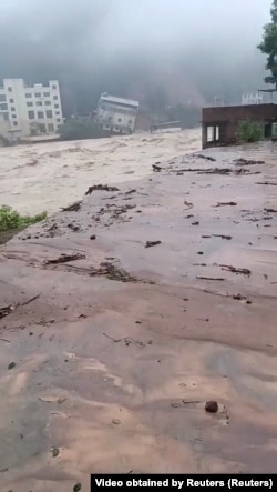 中国广东省梅州的楼房在洪水冲击下倒塌。(2024年6月17日)