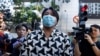 遭通缉的香港民主人士袁弓夷的儿子儿媳被国安警带到警署查问