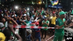 Les supporters comoriens lors du match de leur équipe contre le Cameroun à Moroni en janvier 2022.