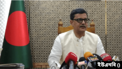 সাংবাদিকদের সঙ্গে নৌপরিবহন প্রতিমন্ত্রী খালিদ মাহমুদ চৌধুরী। ৯ এপ্রিল, ২০২৪।