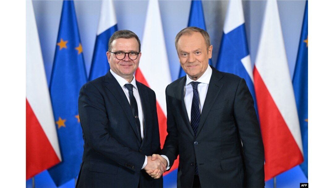 Perdana Menteri Polandia Donald Tusk (kanan) menyambut Perdana Menteri Finlandia Petteri Orpo di kantor Perdana Menteri Polandia di Warsawa, Polandia, 16 Februari 2024. (Sergei GAPON / AFP)