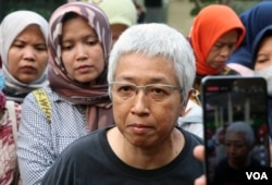Lita Anggraeni dari Jala PRT memberikan keterangan kepada wartawan terkait hasil putusan sidang majikan penyiksa PRT, Siti Khotimah di Pengadilan Negeri Jakarta Selatan, Senin (24/7) sore. (VOA/Indra Yoga)