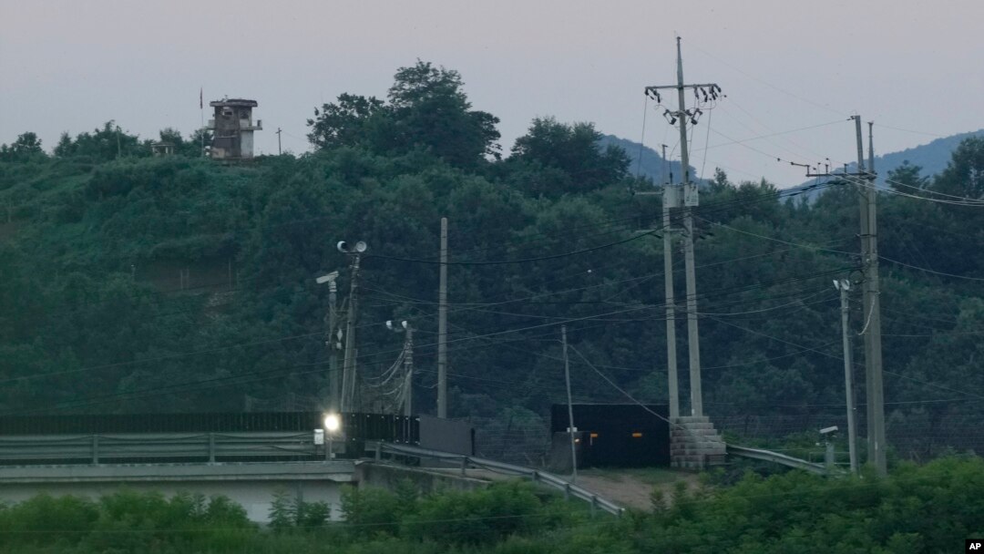 Sjevernokorejska vojna stražarska postaja, lijevo gore, vidi se iz Pajua, Južna Koreja, blizu granice sa Sjevernom Korejom, 18. jula 2023.