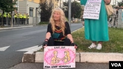 Građake ispred sedišta RTV Pink, u sklopu protesta "Srbija protiv nasilja", u Beogradu, 1. jula 2023. (Foto: Glas Amerike/Jovana Đurović)