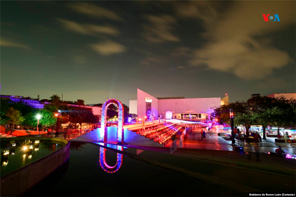 Durante la noche luces y luz de velas resaltan el altar de muertos que se ubica en el centro de Monterrey, Nuevo León, México.