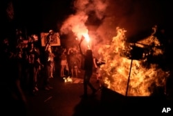 Ljudi protestiraju u Tel Avivu, Izrael, protiv vlade izraelskog premijera Benjamina Netanyahua i pozivaju na oslobađanje talaca koje u Pojasu Gaze drži militantna grupa Hamas, 22. juna 2024.