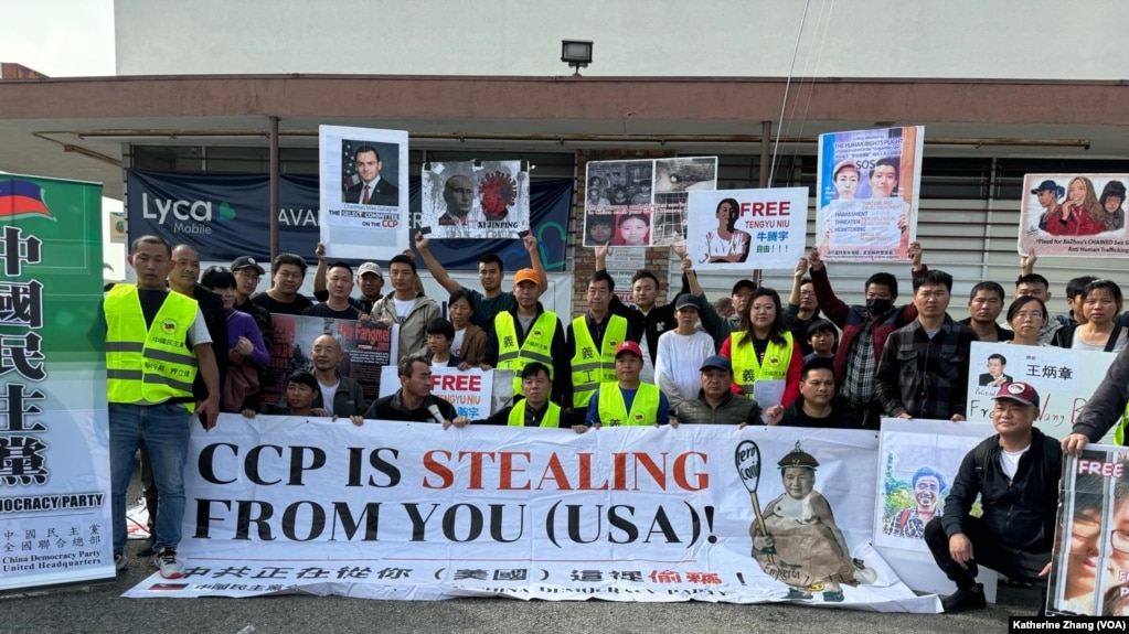 洛杉磯華人聚集在丁胖子廣場舉行抗議活動，聲援被中共跨國迫害的受害者，並為貧困移民送上新年的溫暖。（2024年2月17日張木林洛杉磯拍攝）