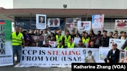洛杉矶华人聚集在丁胖子广场举行抗议活动，声援被中共跨国迫害的受害者，并为贫困移民送上新年的温暖。（2024年2月17日张木林洛杉矶拍摄）