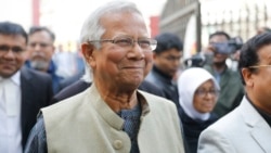 Pemenang Hadiah Nobel Perdamaian, Muhammad Yunus, tersenyum saat tiba di pengadilan ketenagakerjaan di Dhaka, Bangladesh, Minggu, 28 Januari 2024. (Foto: AP/Mahmud Hossain Opu)