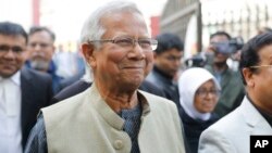 Pemenang Hadiah Nobel Perdamaian, Muhammad Yunus, tersenyum saat tiba di pengadilan ketenagakerjaan di Dhaka, Bangladesh, Minggu, 28 Januari 2024. (Foto: AP/Mahmud Hossain Opu)