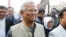 Pemenang Hadiah Nobel Perdamaian, Muhammad Yunus, tersenyum saat tiba di pengadilan ketenagakerjaan di Dhaka, Bangladesh, Minggu, 28 Januari 2024. (Foto: AP/Mahmud Hossain Opu)