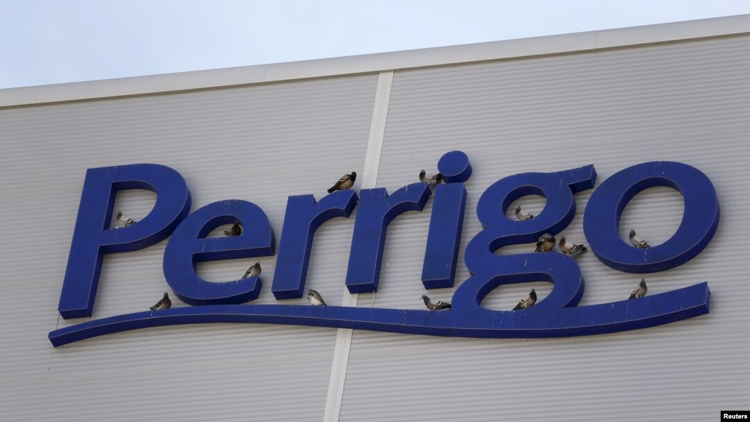 ARCHIVO - Se ven aves en el logotipo del fabricante de medicamentos genéricos Perrigo Co fuera de su nueva fábrica en la ciudad de Yeruham, en el sur de Israel, el 2 de marzo de 2016. REUTERS/Amir Cohen