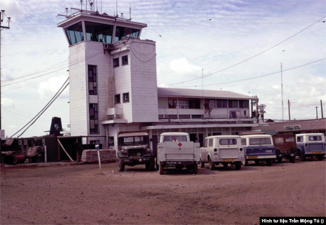 Một góc của phi trường Bình Thủy , Cần Thơ 1969, nơi chiếc quan tài của Thiếu uý Thái Hoàng Cung được chiếc máy bay vận tải của Quân đội Mỹ thả xuống. Người phi công phụ quay xuống nói với anh trai của Cung và tôi, đang ngồi cạnh chiếc quan tài. “Chúng tôi rất tiếc là phải thả hai người và quan tài xuống đây, vì đây là máy bay quân đội Mỹ chở dầu, chúng tôi chỉ đi tới Cần Thơ chứ không về đến Sàigòn.” [5]