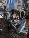 Ljudi posmatraju automobil u kojem su u Gazu ubijeni Mustafa Turija, video stringer agencije AFP i Vel Daduh, novinar Al Džazire, 7. januara 2024. (Foto: AFP)