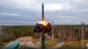 En una imagen de un video publicado por el Servicio de Prensa del Ministerio de Defensa de Rusia el 26 de octubre de 2022, se prueba un misil balístico intercontinental Yars como parte de los simulacros nucleares de Rusia desde un sitio de lanzamiento en Plesetsk, Rusia.