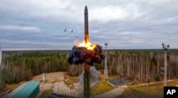 Rudal balistik antarbenua Yars diuji coba sebagai bagian dari latihan nuklir Rusia dari lokasi peluncuran di Plesetsk, Rusia barat laut, 26 Oktober 2022. (Foto: via AP)