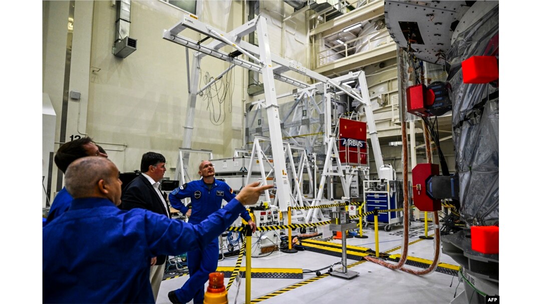 Astronot Jerman Badan Antariksa Eropa Alexander Gerst (kanan) melihat Modul Layanan Eropa untuk misi Artemis II, di dalam Gedung Operasi dan Pemeriksaan (O&C) di Kennedy Space Center, Cape Canaveral, Florida, 28 Agustus 2022. (CHANDAN KHANNA / AFP)