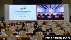 Para anggota delegasi menunggu pertemuan Menteri Keuangan G20, Gubernur Bank Sentral, dan Wakil Gubernur Bank Sentral di Ghandinagar, Sabtu, 15 Juli 2023. Menteri-menteri Keuangan G7 juga akan menggelar pertemuan di sela-sela pertemuan G20. (Foto: Punit Paranje/AFP)