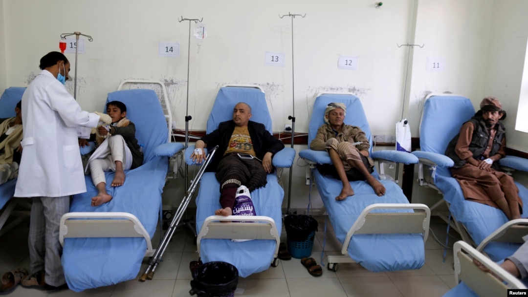 ARCHIVO - Un médico atiende a pacientes con cáncer en un centro de tratamiento de la enfermedad en Saná, Yemen, el 11 de febrero de 2017.