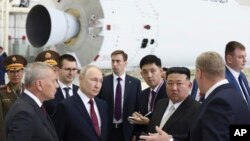 资料照片：俄罗斯总统普京和朝鲜领导人金正恩参观俄罗斯齐奥尔科夫斯基外的东方航天发射场的一处火箭组装库。 (2023年9月13日)