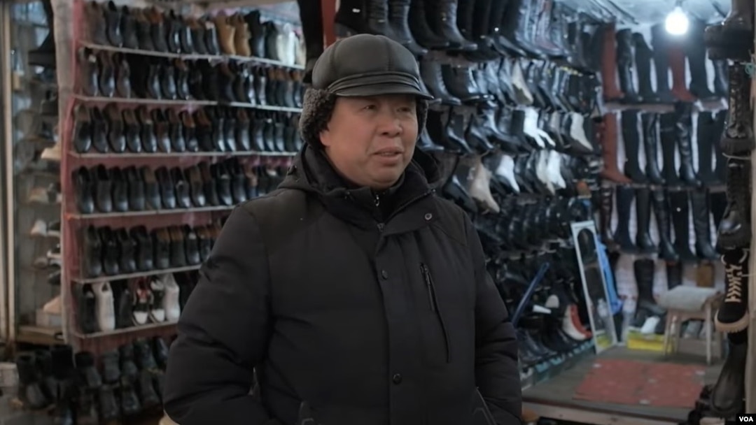 在烏克蘭基輔特洛耶辛斯基批發市場的中國商販（美國之音記者五羊，特約攝影Yuriy Dankevych拍攝）