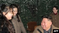 Kiongozi wa Korea Kaskazini Kim Jong Un (wa pili kulia) akiwa na dada yake Kim Yo Jong (kulia), mkewe Ri Sol Ju. (2nd kushoto) na binti yake wanadhaniwa kuwa Ju Ae wakifuatilia jaribio la urushwaji wa kombora jipya la Hwasongpho-18 ICBM. Picha na KCNA KUPITIA KNS / AFP.