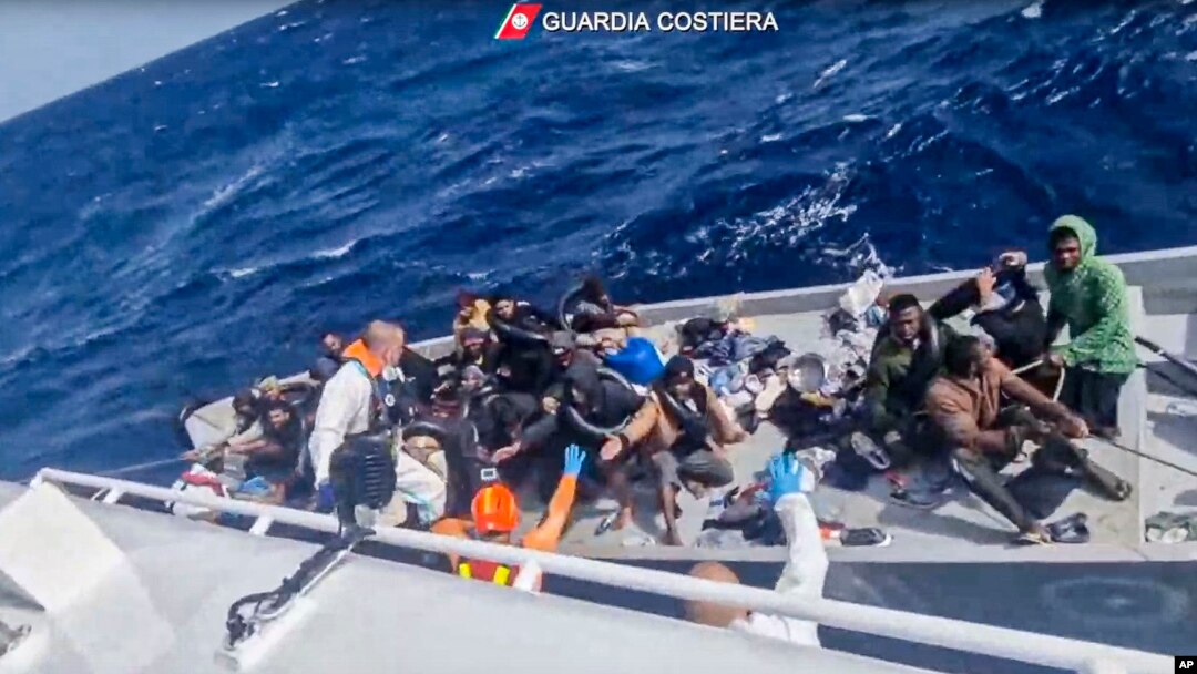 Dalam gambar yang diambil dari video yang dirilis oleh Penjaga Pantai Italia pada Kamis, 11 April 2024, sebuah perahu berisi migran sedang mendekat dalam operasi penyelamatan di lepas pulau Lampedusa di Laut Mediterania.(Guardia Costiera via AP, HO)