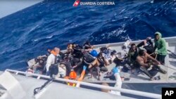 Dalam gambar yang diambil dari video yang dirilis oleh Penjaga Pantai Italia pada Kamis, 11 April 2024, sebuah perahu berisi migran sedang mendekat dalam operasi penyelamatan di lepas pulau Lampedusa di Laut Mediterania.(Guardia Costiera via AP, HO)