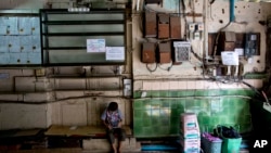 ယခင်မှတ်တမ်းရုပ်ပုံ | ရန်ကုန်မြို့တွင်းရှိ အဆောက်အဦတခုထဲက လျှပ်စစ်မီတာဘောက်ရှေ့ တယ်လီဖုန်းဂိမ်းကစားနေတဲ့ ကလေးငယ်တဦးကိုတွေ့ရစဉ် (မေ ၂၀၊ ၂၀၁၄)