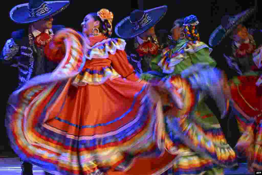 Танчери од Мексико настапуваат за време на отворањето на првиот светски состанок на популарни култури, во Општинскиот театар во Кали, Колумбија, 24 април 2023 година.