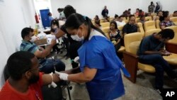 Pasien demam berdarah menerima perawatan di klinik sementara di lingkungan Santa Maria di Brasilia, Brazil, Selasa, 23 Januari 2024. (AP/Eraldo Peres)