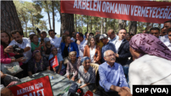 28 Temmuz 2023 - CHP lider Kemal Kılıçdaroğlu, Akbelen Ormanları'nda maden sahasının genişletilmesi için ağaçların kesimine karşı protesto düzenleyen bölge halkına destek için bölgeyi ziyaret etti