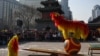 北京市民在东岳庙前观看春节舞狮。（2024年2月12日）