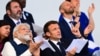 Perdana Menteri India Narendra Modi (kiri) dan Presiden Prancis Emmanuel Macron menghadiri parade militer Hari Bastille di jalan Champs-Elysees di Paris,14 Juli 2023. (Emmanuel DUNAND / AFP)