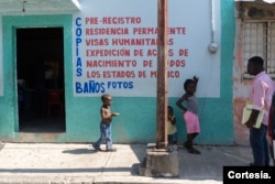 Un establecimiento anuncia sus servicios de trámites y documentación a extranjeros en Tapachula, Chiapas, México. Foto: Mónica González