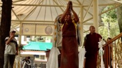 གནས་མཆོག་རྡོ་རྗེ་གདན་ནས་བཞུགས་སྒར་བར་བརྐྱངས་ཕྱག་ཕུལ་ནས་ཕེབས་མཁན་བོད་མི་ཞིག 