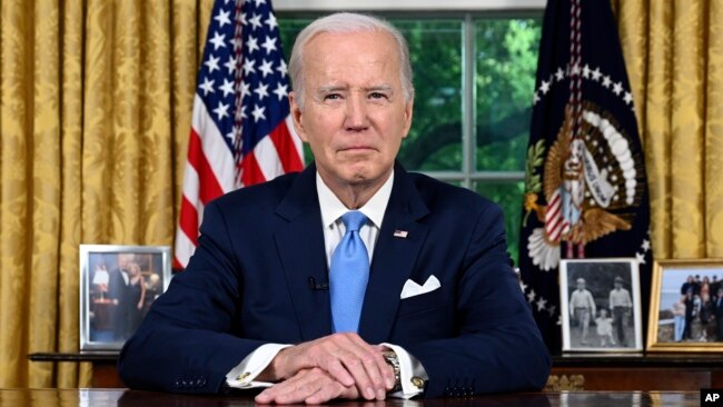 El presidente Joe Biden hace una pausa antes de hablar sobre el acuerdo presupuestario que eleva el límite de la deuda federal y evita el incumplimiento del gobierno de EEUU en la Casa Blanca en Washington, el 2 de junio de 2023.