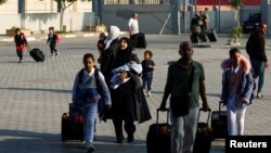 Palestinci sa dvojnim državljanstvom šetaju dok čekaju dozvolu da napuste Gazu na graničnom prelazu Rafa sa Egiptom, u Rafi u južnom pojasu Gaze, 2. novembra 2023. REUTERS/Ibraheem Abu Mustafa