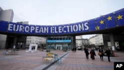资料照片：在位于布鲁塞尔的欧洲议会外，人们走在欧洲大选的广告横幅下。（2024年1月24日）