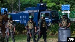 Sejumlah tentara Sri Lanka tampak bersiaga di tengah protes yang dilakukan sejumlah aktivis hak asasi manusia di luar area pemakaman utama di Colombo, pada 23 Juli 2023. (Foto: AFP/Ishara S. Kodikara)