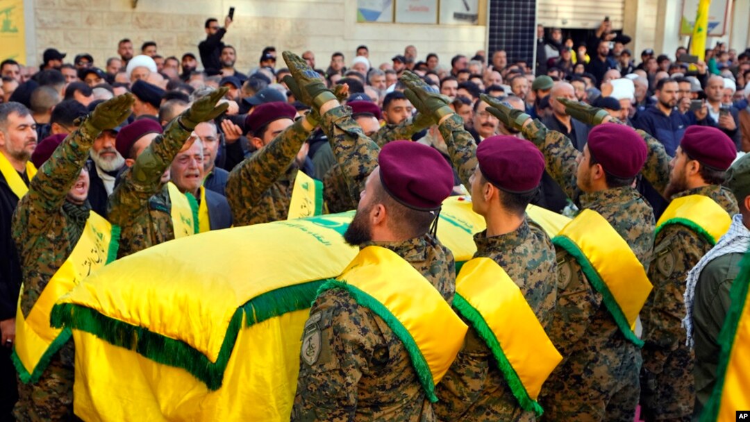  د حزب الله جنګیالي دي چې د خپلې ډلې د مشر محمد رعد د ځوی عباس رعد تابوت یې نیولی. نوموړی د نومبر په ۲۳ نېټه د اسرایلو په برید کې وژل شوی.