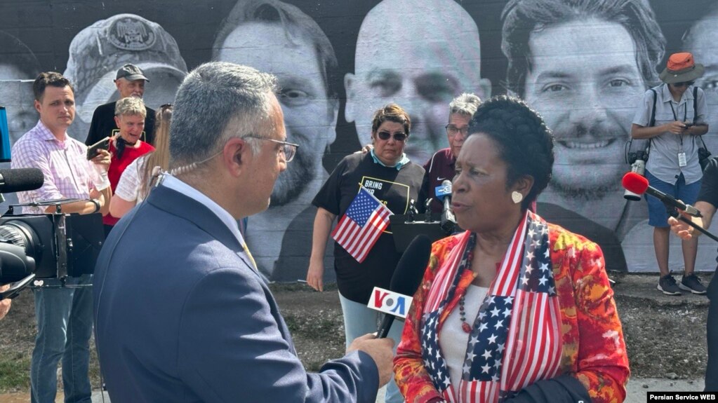 美国众议员希拉·杰克逊·李出席“让我们的家人回家运动”休斯敦壁画揭幕仪式时接受美国之音的采访。（2023年7月4日）(photo:VOA)