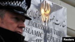 پلیس بریتانیا در مقابل سفارت جمهوری اسلامی در لندن