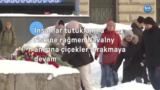 İnsanlar tutuklanma riskine rağmen Navalni anısına çiçekler bırakmaya devam ediyor