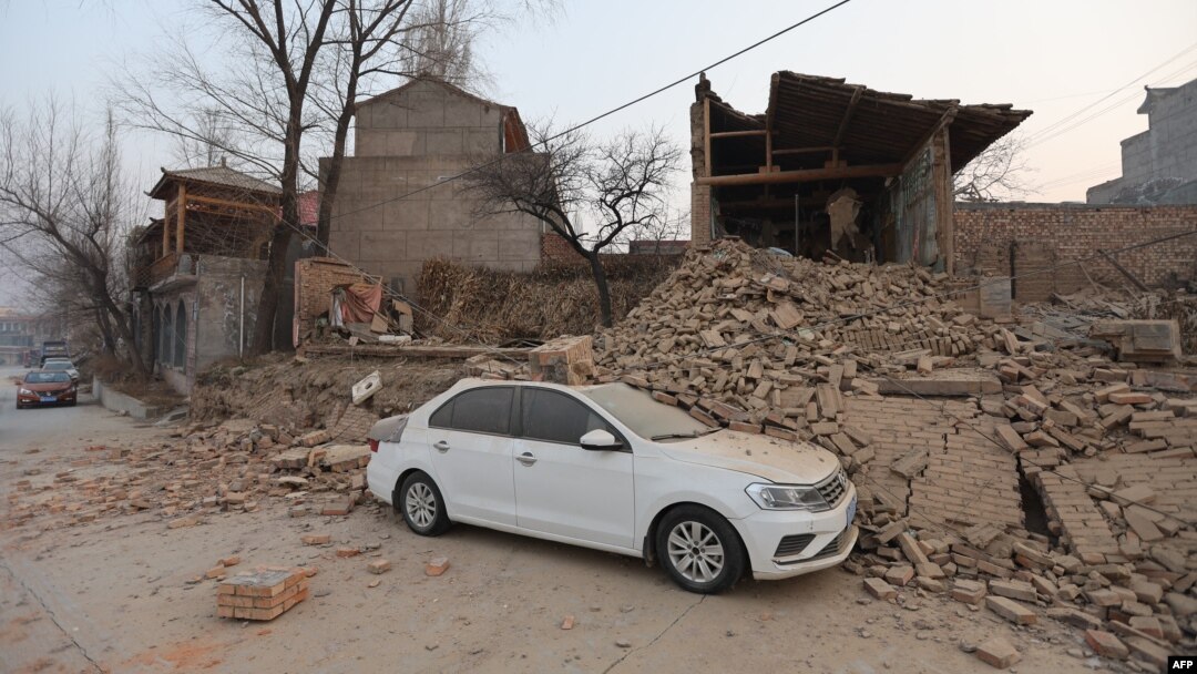 Bangunan runtuh terlihat setelah gempa bumi di Dahejia, Kabupaten Jishishan, di Provinsi Gansu, China barat laut pada 19 Desember 2023. (Foto: AFP)