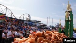 미국 247주년 독립기념일인 4일 뉴욕 시내에서 진행된 핫도그 먹기 대회 현장에 청중이 몰려 있다. 